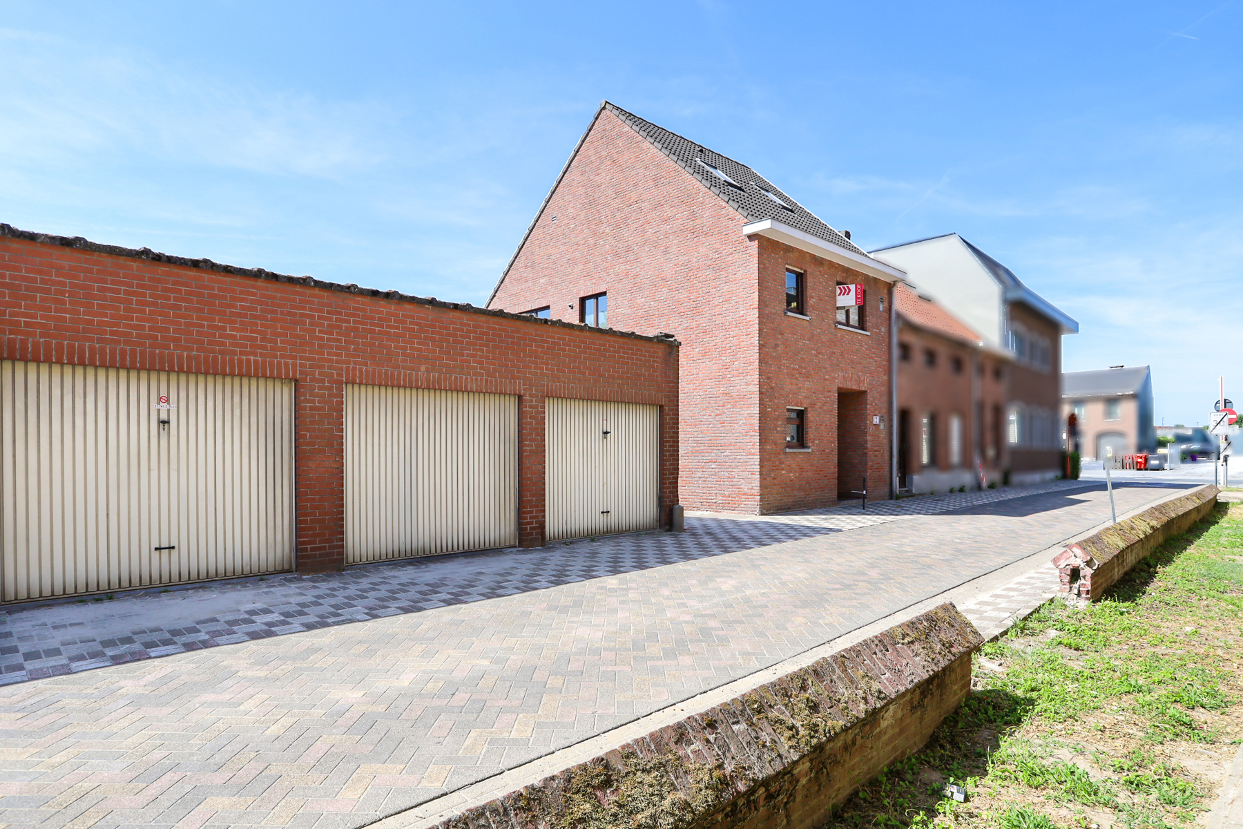 HOB met 3 slpks en bouwgrond met garages