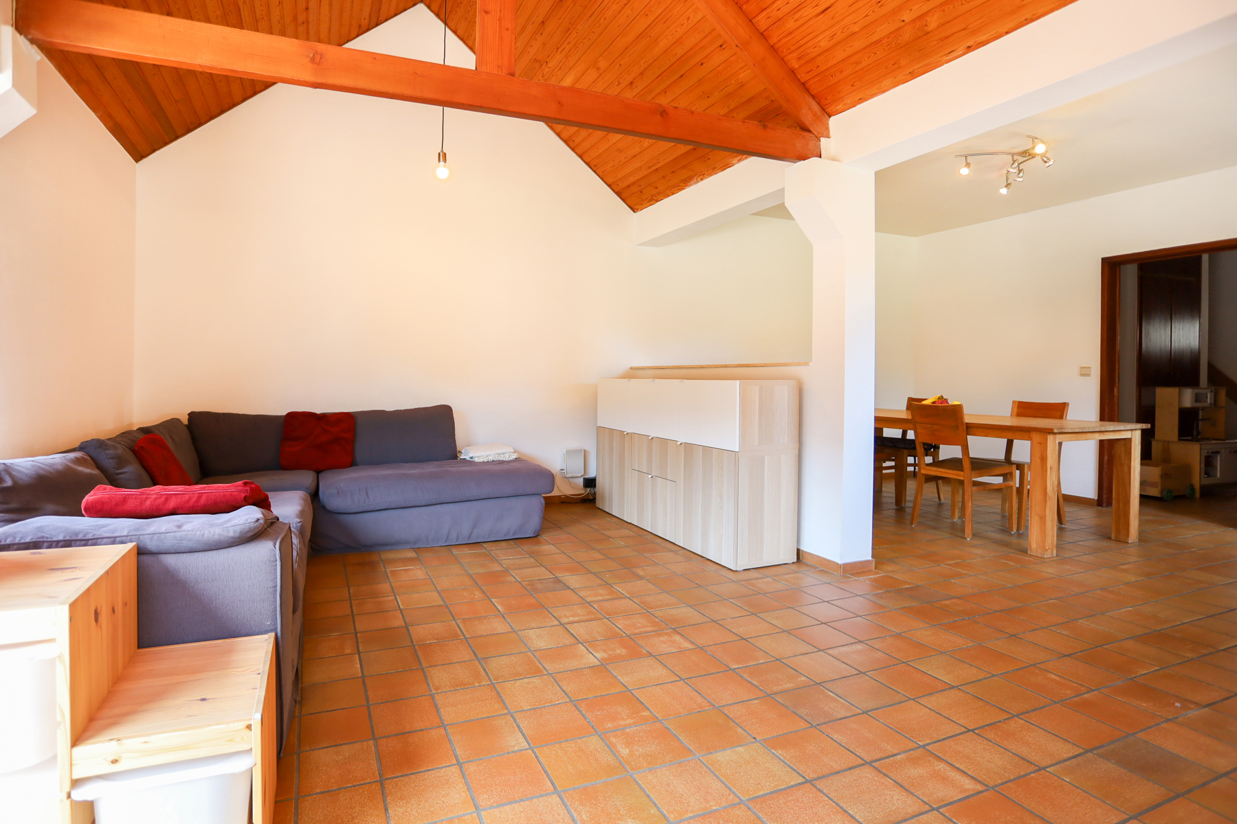 HOB met 3 slpks en bouwgrond met garages