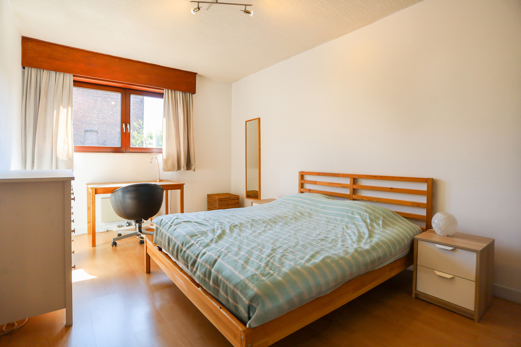 HOB met 3 slpks en bouwgrond met garages