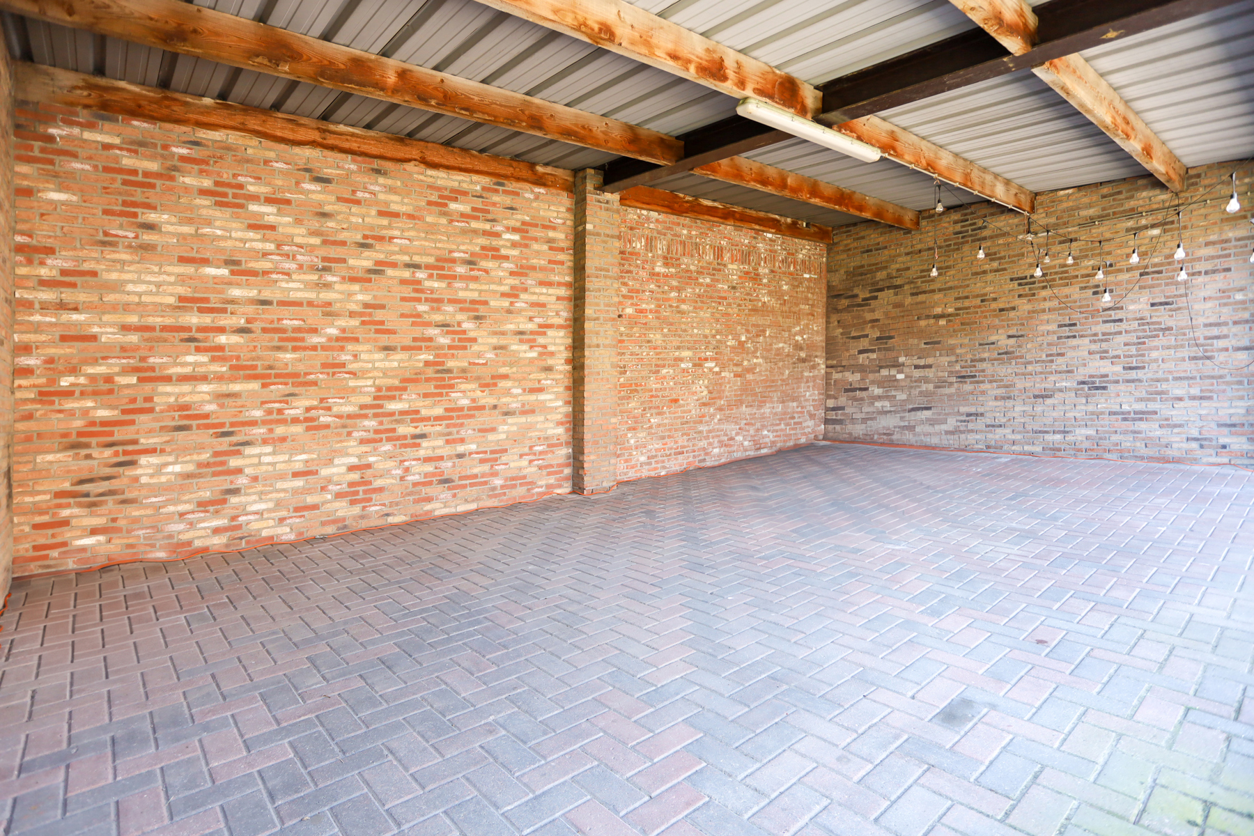 HOB met 3 slpks en bouwgrond met garages