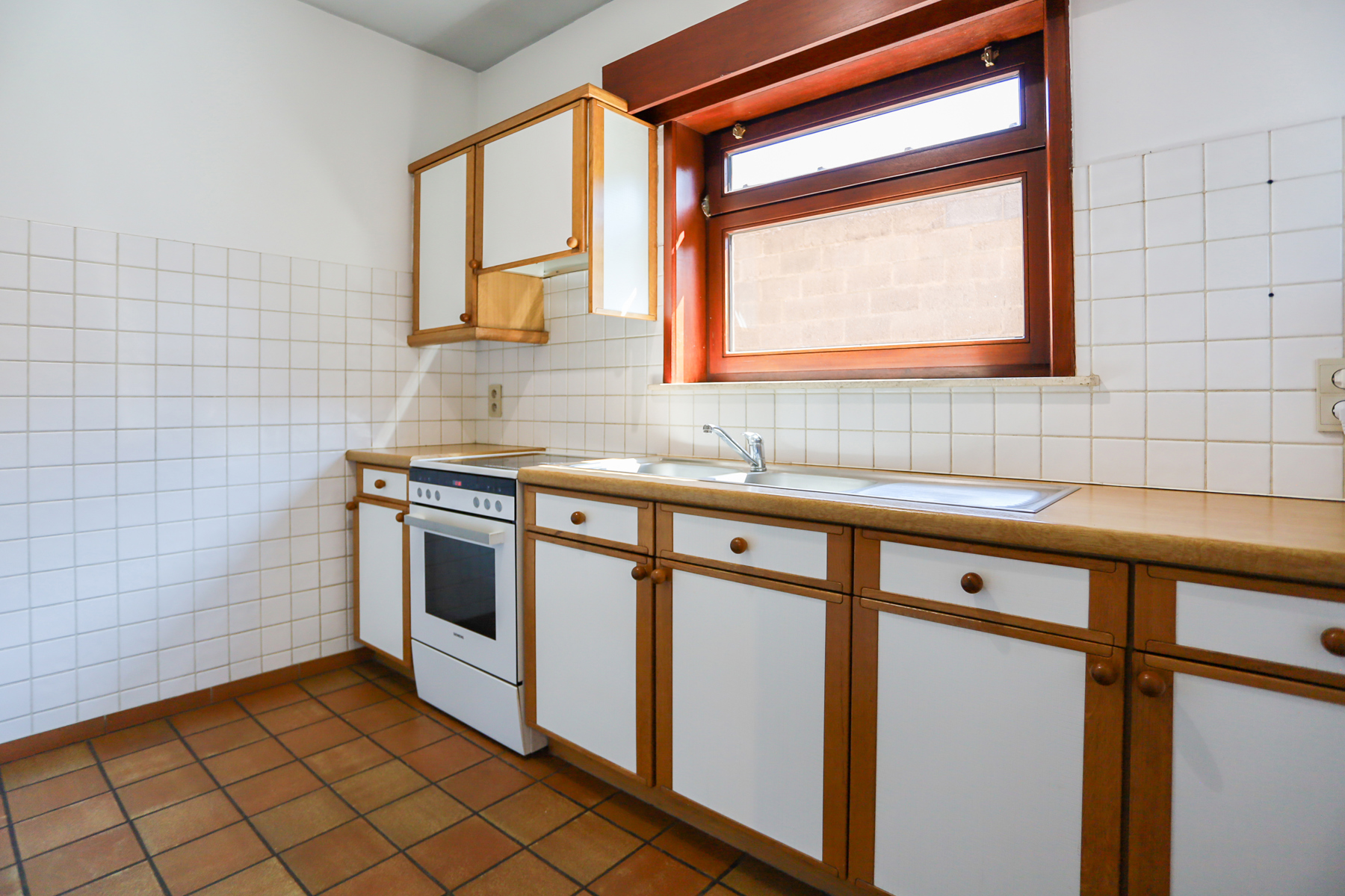 HOB met 3 slpks en bouwgrond met garages