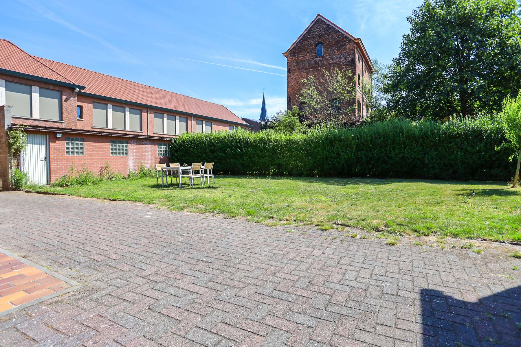 HOB met 3 slpks en bouwgrond met garages