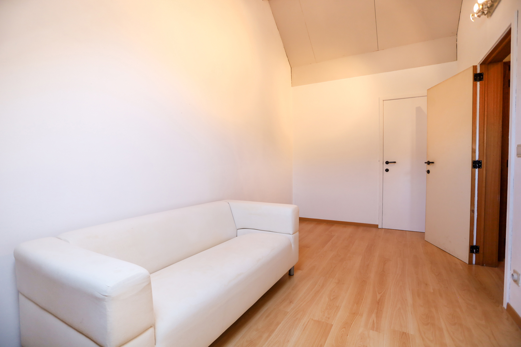 HOB met 3 slpks en bouwgrond met garages