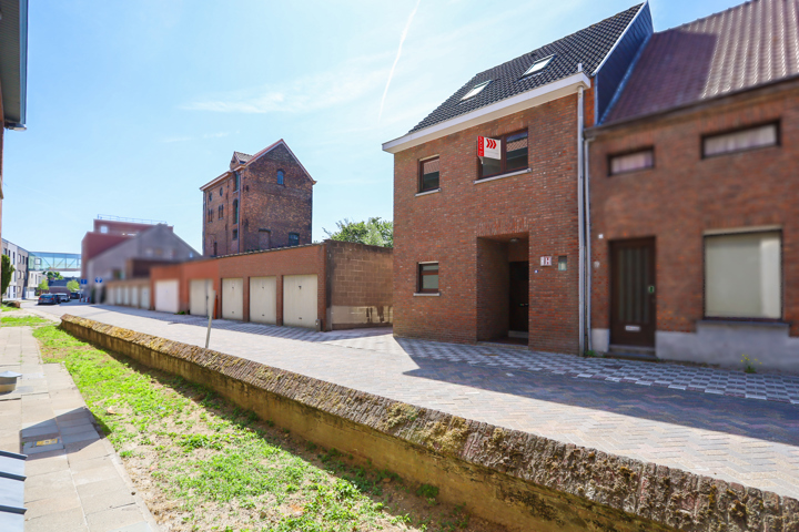 HOB met 3 slpks en bouwgrond met garages