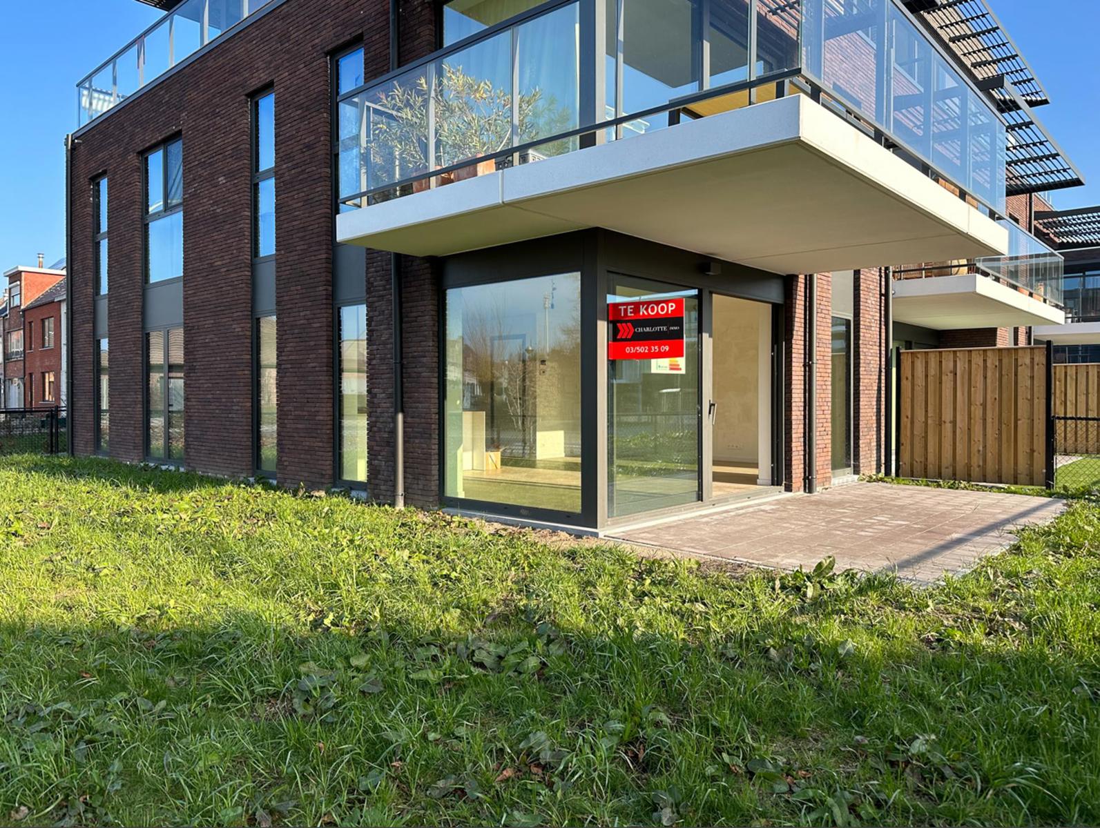 Gelijkvloers app met 2 slpks en tuin