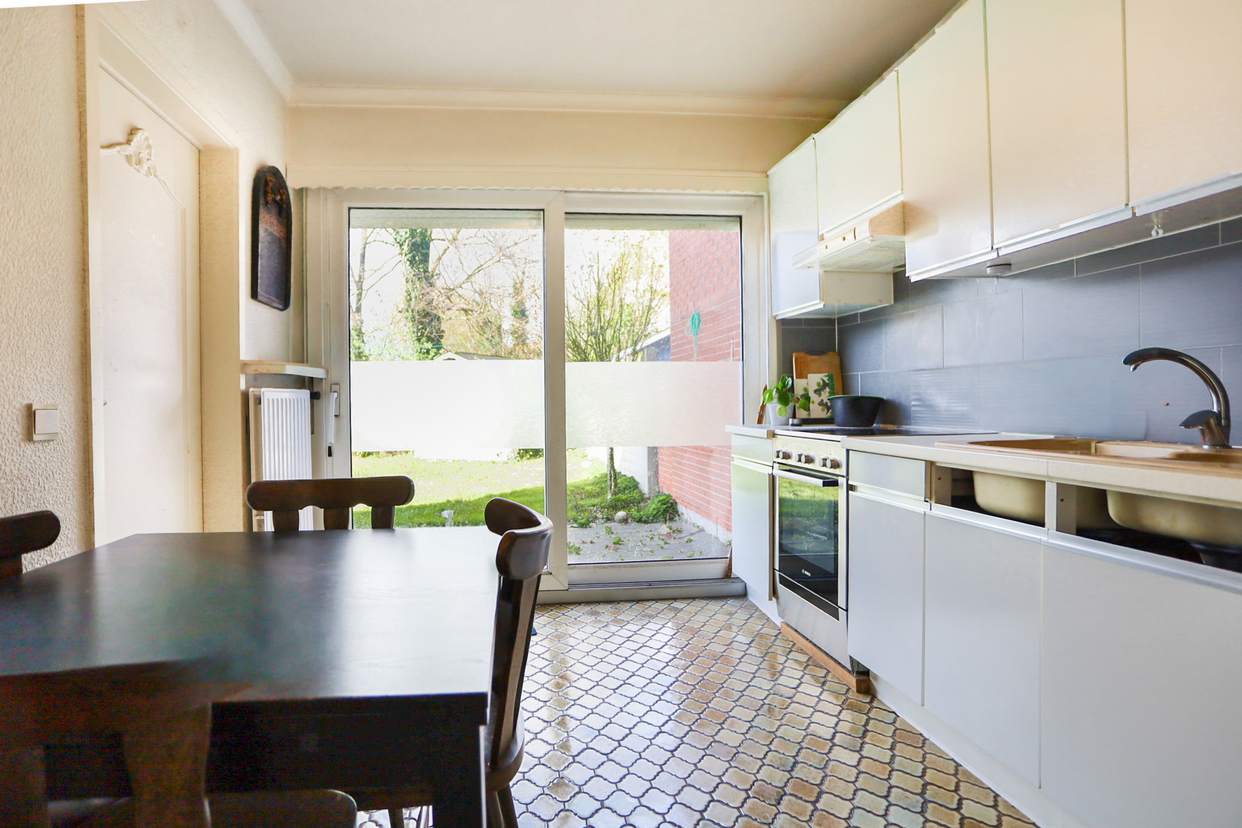 Op te frissen HOB met 4 slpks en garage