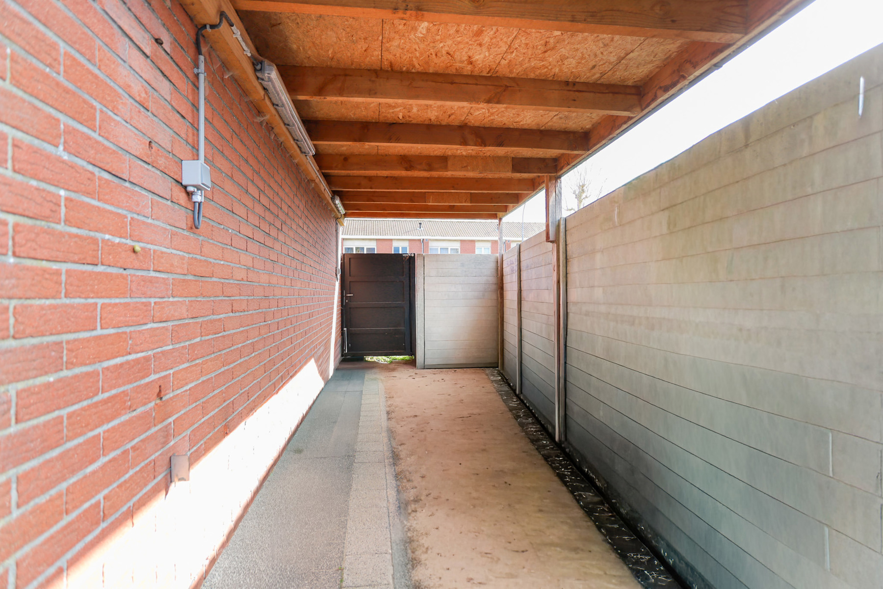 Op te frissen HOB met 4 slpks en garage