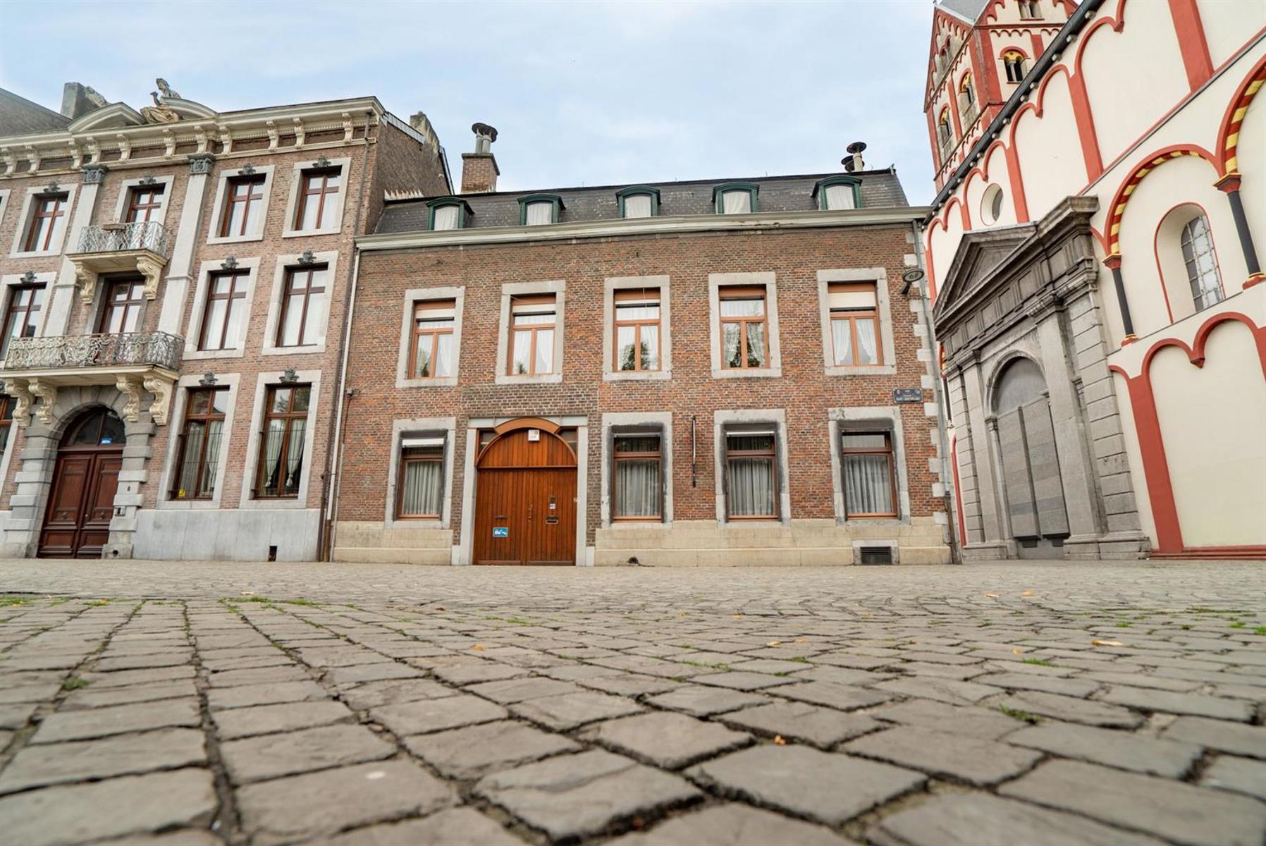 LIEGE: Propriété d’exception « Place Saint-Barthélemy »