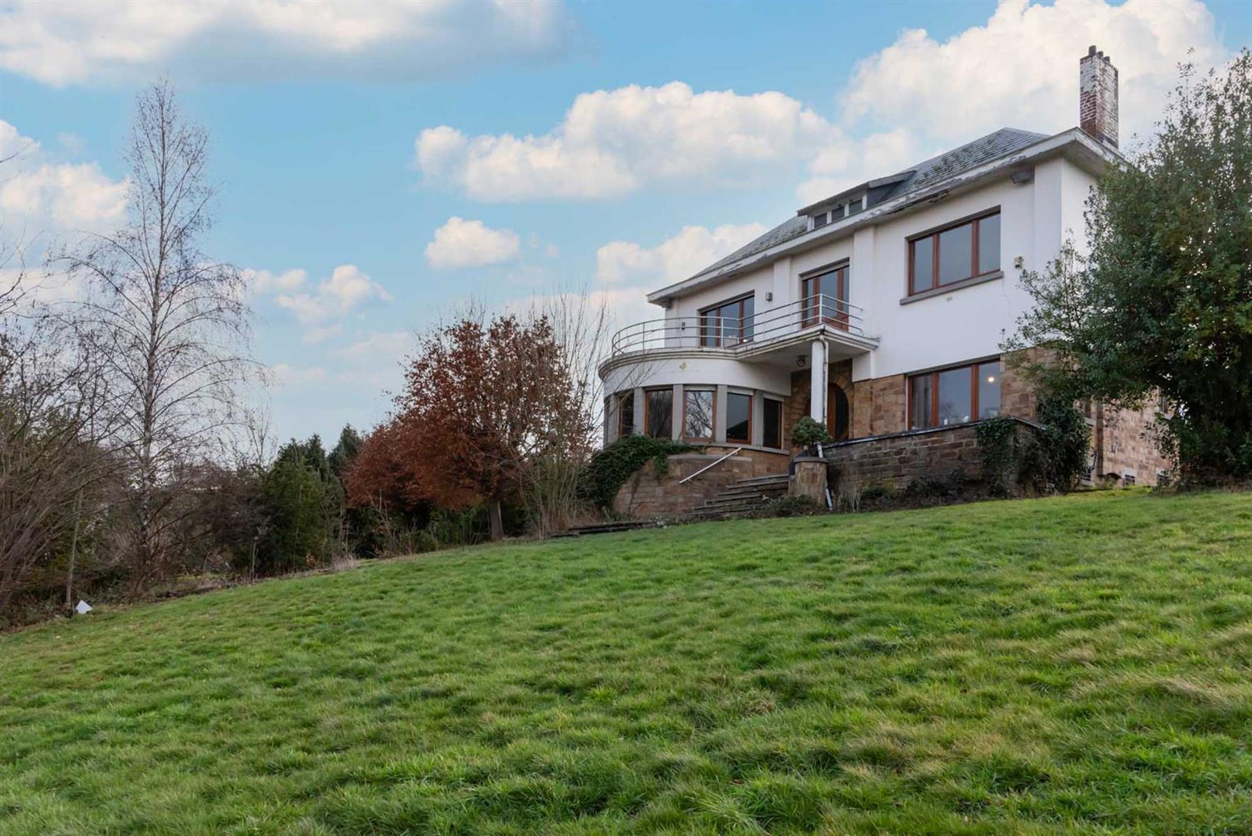 Villa de caractère avec terrain de 3555 m2 !