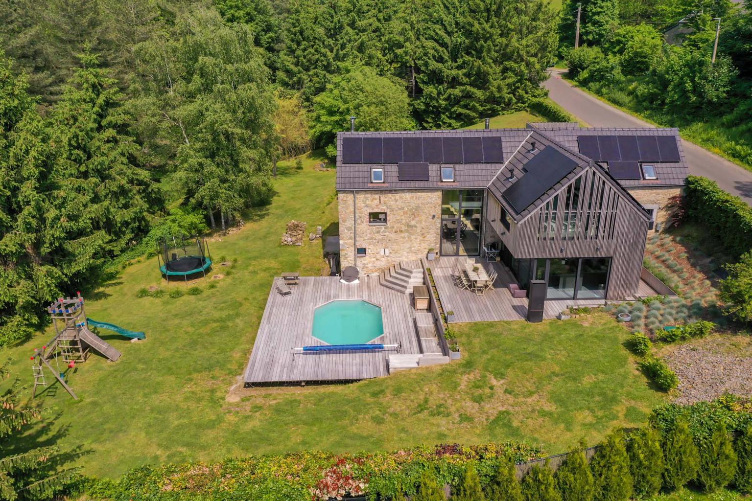 Villa exceptionnelle et son espace professionnel indépendant.