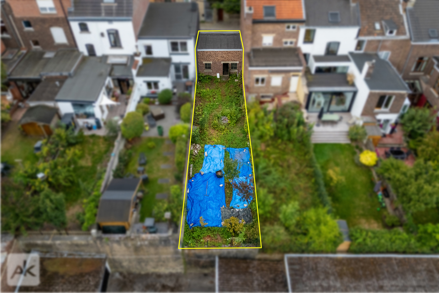 Parcelle constructible avec deux garages existants, idéale pour un projet immobilier dans le quartier de la Chartreuse à Liège.