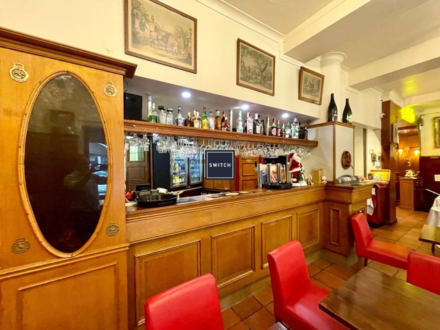 Commerce à vendre - actuellement restaurant (murs à vendre)