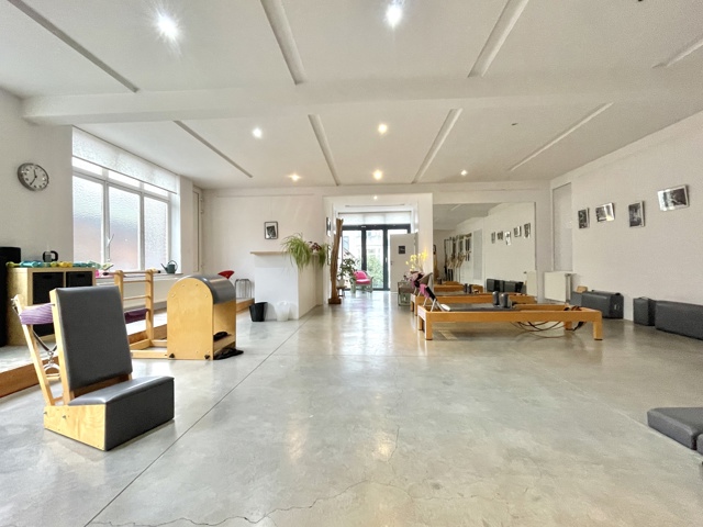 Uccle - commerce en arrière cour 1ier étage  +/- 140 m2 à louer