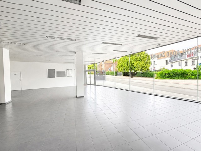 RETAIL 1185M2 AVEC 18M DE VITRINE