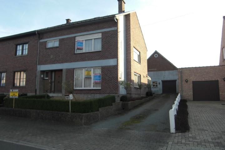 Halfopen bebouwing met magazijn en garage op 15a12ca !