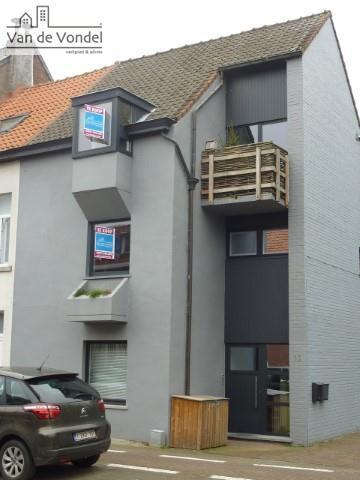 Trendy duplex appartement (107m²) op strategische ligging. 100% Instapklaar! Klein beschrijf mogelijk! Geen algemene onkosten.
