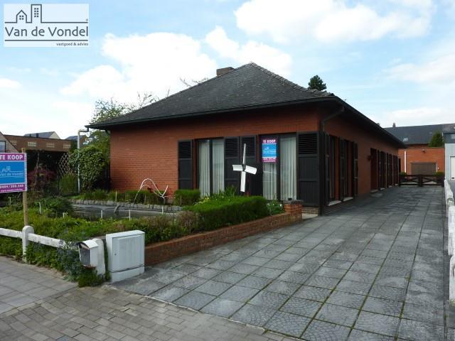 Ruime bungalow/villa met groot magazijn (115m²) op 6a51, rustige en strategische ligging!
