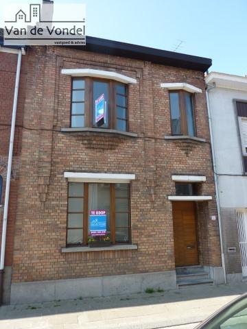 Goede onderhouden, welgelegen rijwoning met tuin( 2a42) te Erembodegem