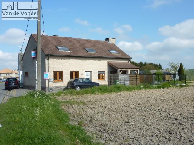 Prachtig volledige gerenoveerde halfopen bebouwing, waar ruimte en licht centraal staan!