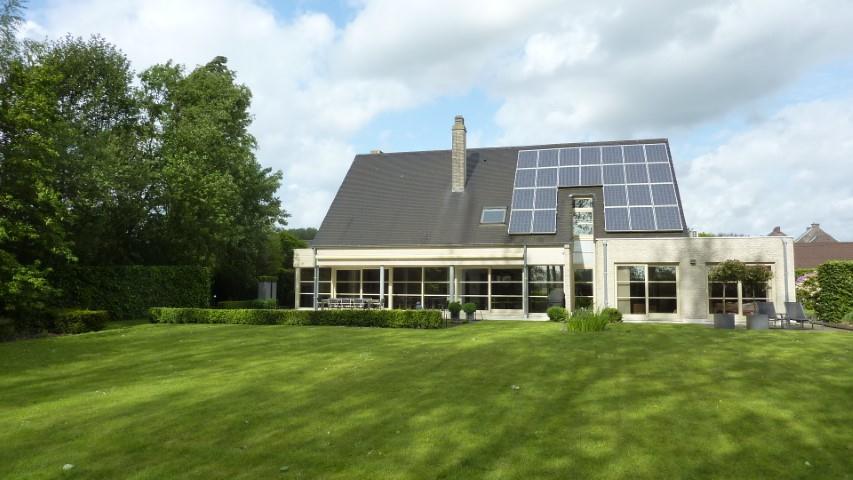 Luxueuze villa met 410m² bewoonbare oppervlakte op strategische ligging en toch rustig gelegen!