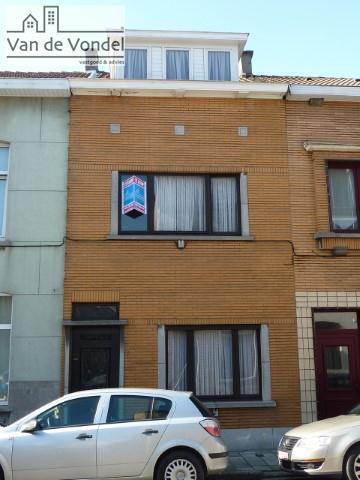 Woning met ruime garage (werkplaats) !