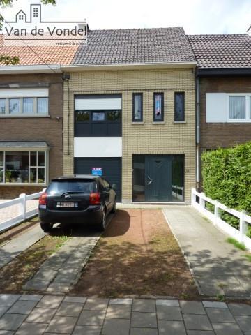 Ruime, instapklare woning met 3/4 slaapkamers, oprit voor 2 auto's, garage, een terras met tuintje!