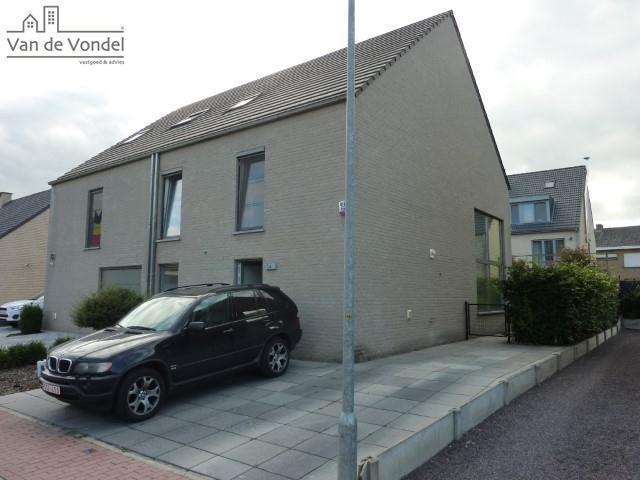 Recente halfopen bebouwing (2009) in rustige, doodlopende straat. Zeer strategische ligging. Magnifieke woning! Volledig instapklaar! 
