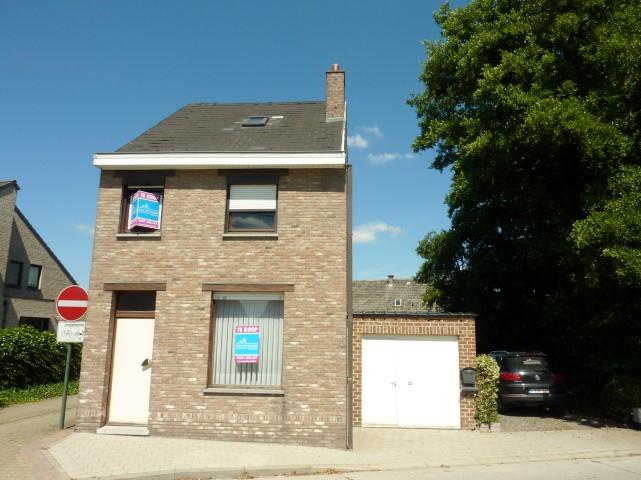 Alleenstaande woning met 3 slaapkamers en een garage.