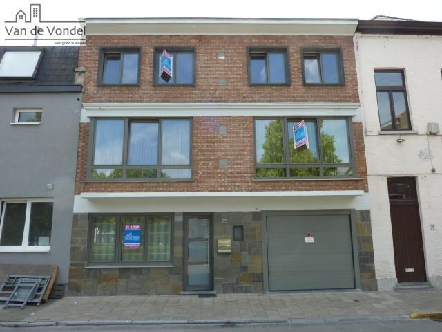 Volledig gerenoveerde stadswoning met garage, rust en toch in het centrum!