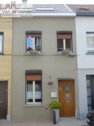 Instapklare woning in het centrum en toch rustig gelegen! Ideaal als starterswoning of opbrengsteigendom.