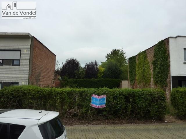 Rustig gelegen bouwgrond van 2a58ca met een straatbreedte van 12.5m. Op wandelsafstand van het centrum van Aalst, snelle verbinding met E40, enz...Strategische ligging en toch rustig gelegen.