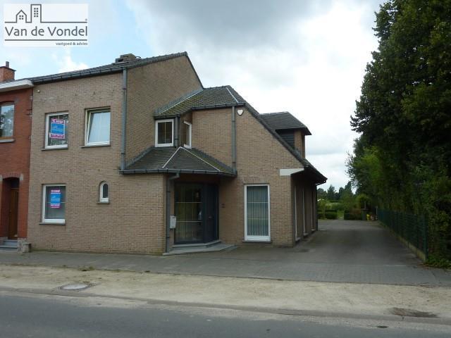 Rustig gelegen halfopen bebouwing op 7a75ca te Aalst.