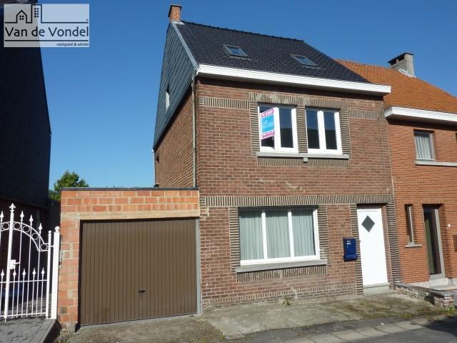 Ruime woning met tuin en garage, volledig instapklaar en rustig gelegen.