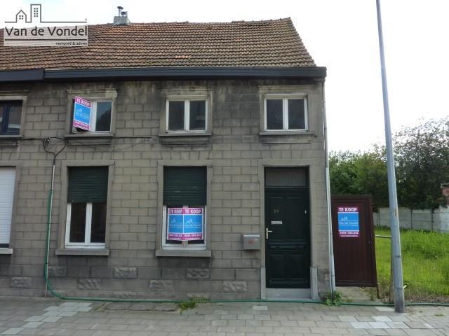 Te renoveren halfopen bebouwing. Centraal gelegen.