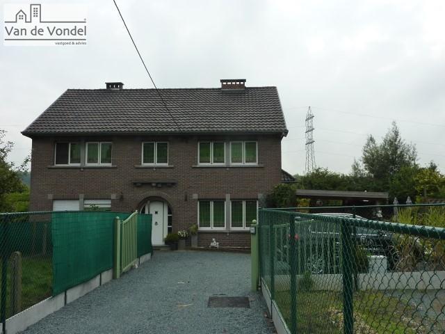 Op te frissen, strategisch gelegen, open bebouwing op 23a70a.