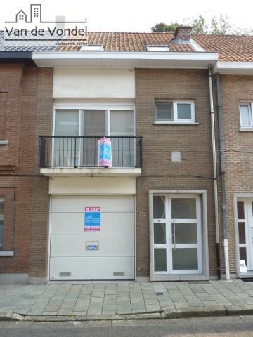 100% instapklare stadswoning met 4 slaapkamers en koer.