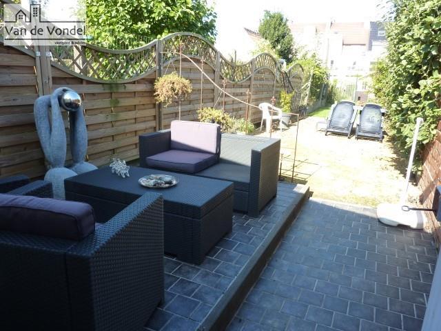 Volledig instapklare woning met tuin. Strategische ligging!