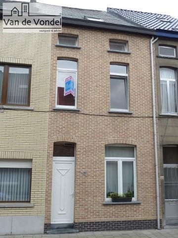 Volledig vernieuwde en 100% instapklare woning, strategische ligging! Klein beschrijf mogelijk.