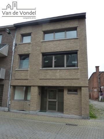 Zeer ruime burgerwoning (+300m²!!) met 5 slaapkamers op strategische ligging.
