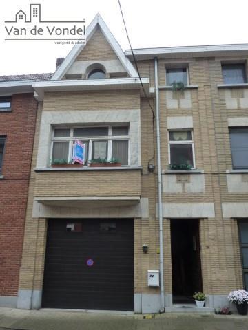 Multifunctioneel pand met 640m² (garage/atelier/magazijn + woonst) !