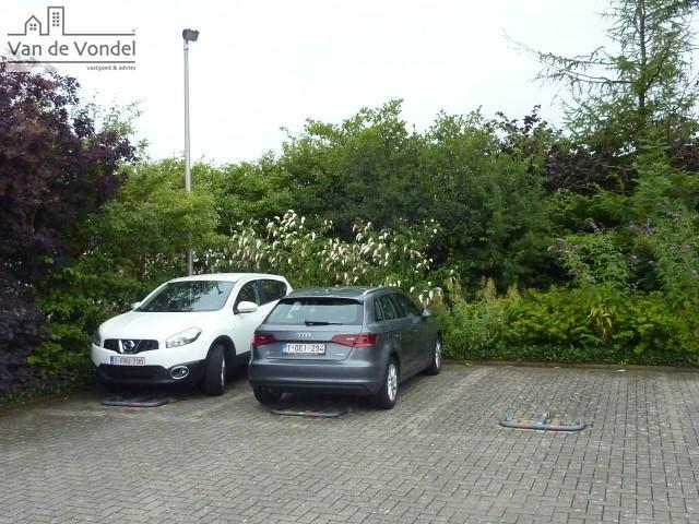 3 autostaanplaatsen te koop (met slot)