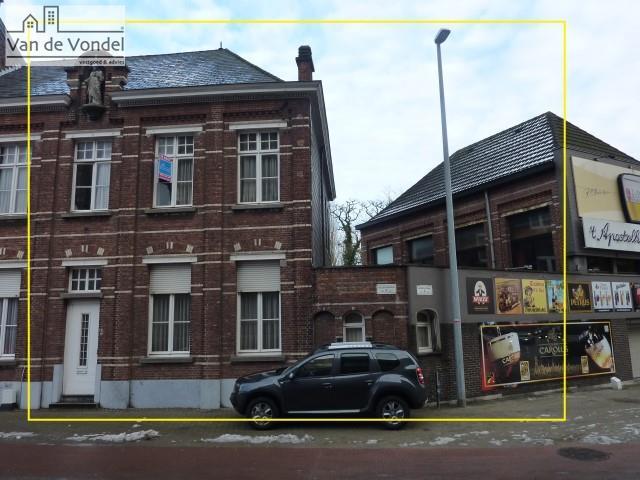 Strategisch gelegen ruime burgerwoning.