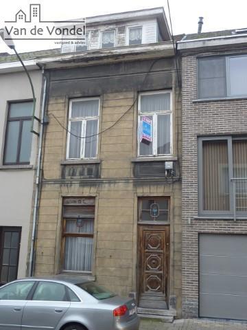 Te renoveren stadswonig met 4 slpkmrs en koer aan de Houtmarkt!