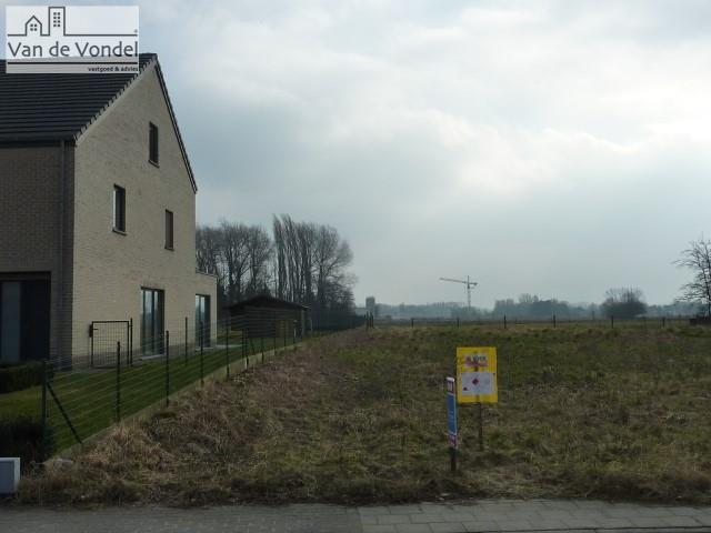 Bouwgrond HOB van 5a59ca te Gijzegem-Schoonaarde. 
Zuidgerichte tuin en strategische, doch rustige ligging! 