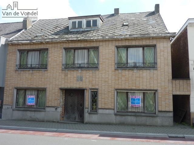 PROJECTGROND: +8are te 9320 Nieuwerkerken.
13,5m straatbreedte Tolstraat, 85m diep met aparte inrit aan de Vlaamsegaaistraat!