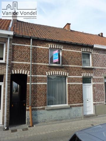 Te renoveren woning te Erembodegem.
Nabij station.