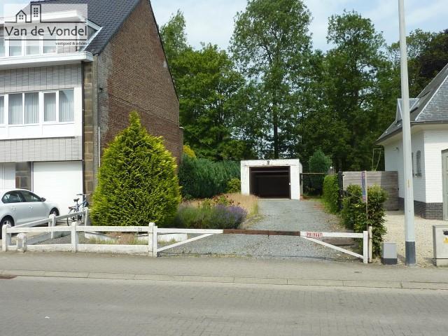 Grote garagebox (40m²: 4x10) en autostandplaatsen op het terrein (3a60).
Ideaal voor garage, berging en standplaatsen.