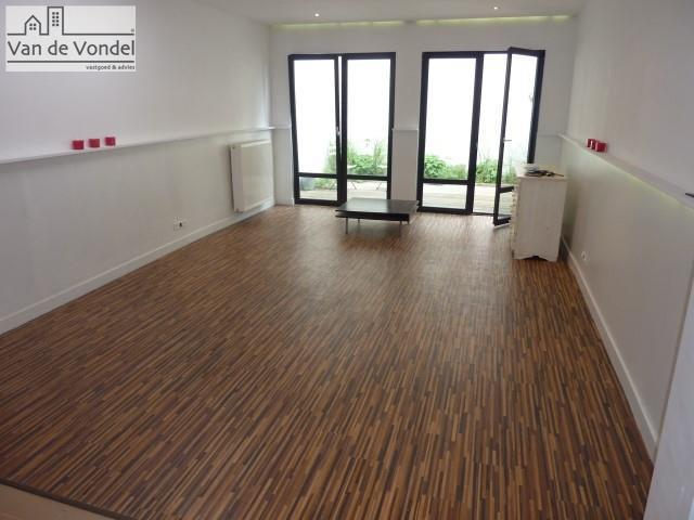 Volledige vernieuwde stadswoning met koer/stadstuintje
Klein beschrijf mogelijk! 