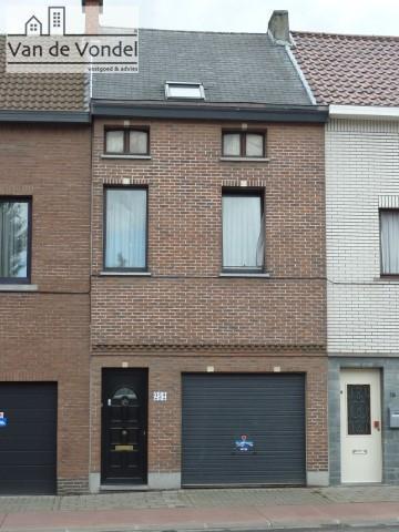 Deels afgewerkte, centraal 
gelegen rijwoning met 3
slaapkamers, garage en tuin.