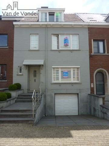 Zeer ruime stadswoning met grote garage
en zuidgerichte stadstuin. 